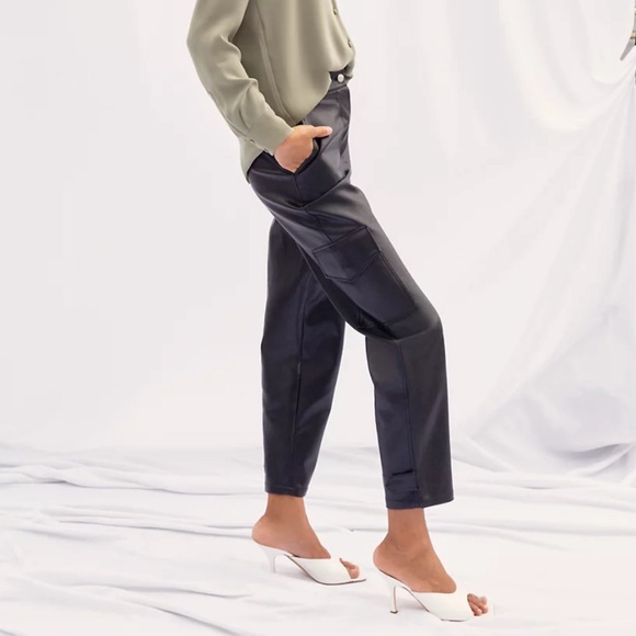 Aritzia/Wilfred Modern Cargo Pants in Black Size 2 PERFECT CONDITION - Picture 2 of 4